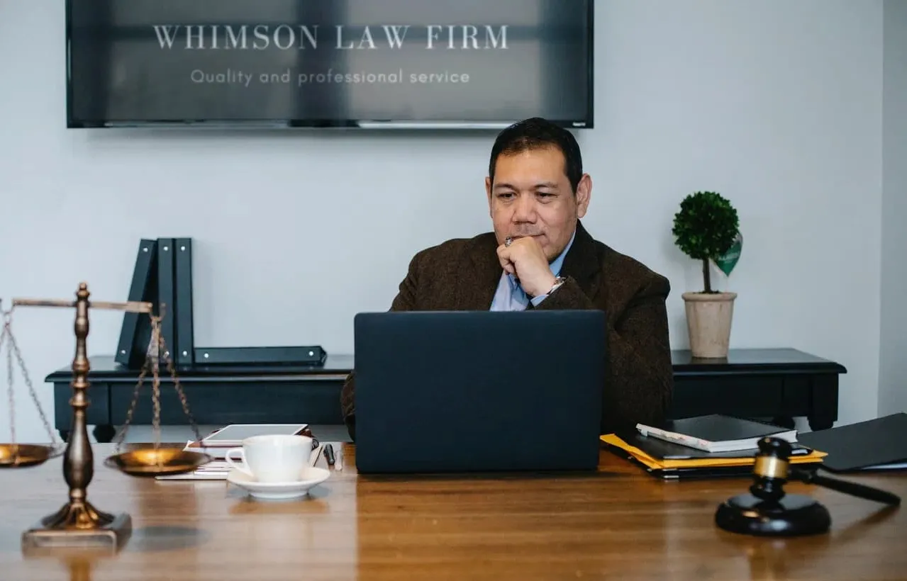 El impacto de ChatGPT en el sector legal: Equilibrio entre las ventajas del flujo de trabajo, los problemas de seguridad y el temor a perder el empleo