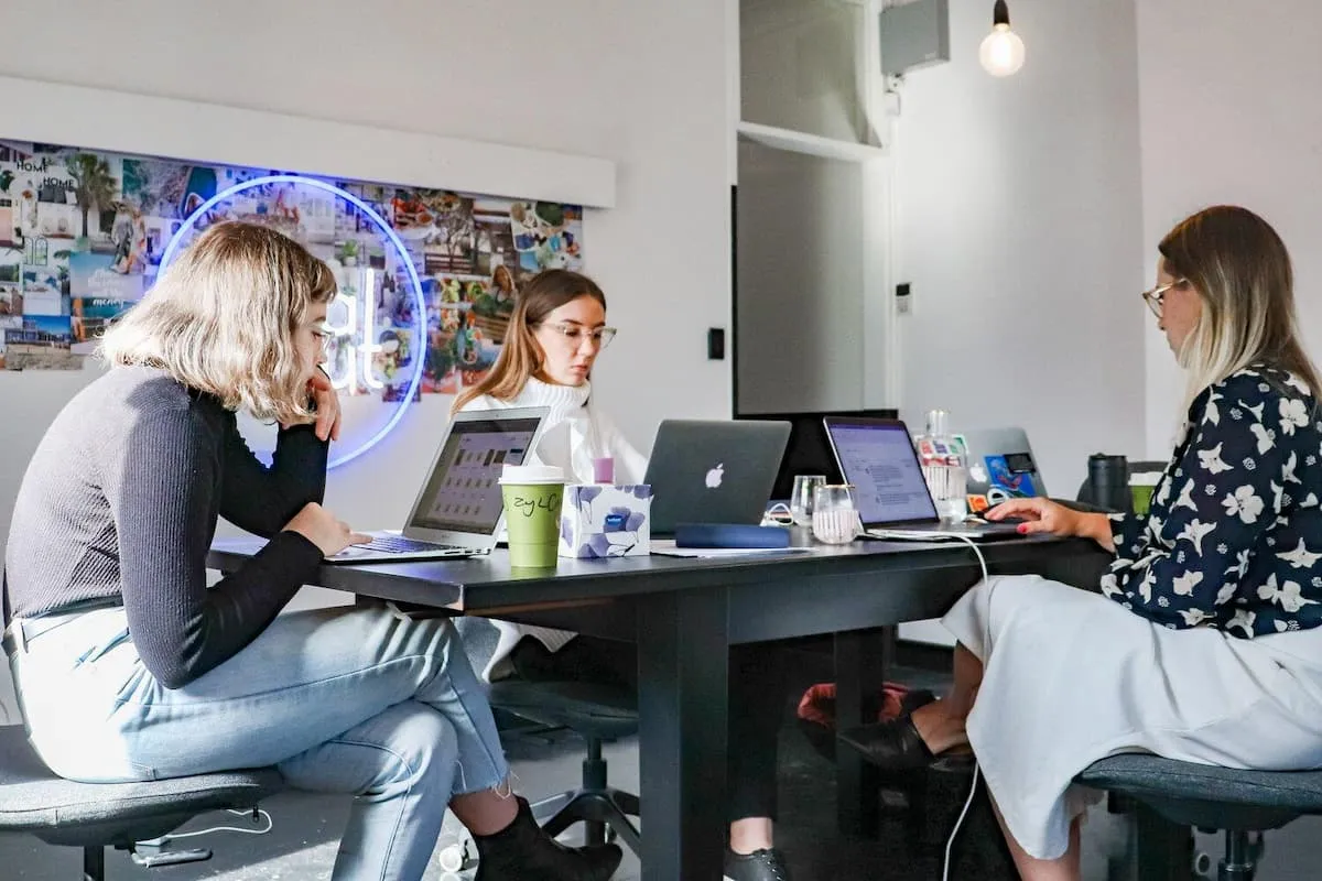 donne che lavorano negli spazi di coworking