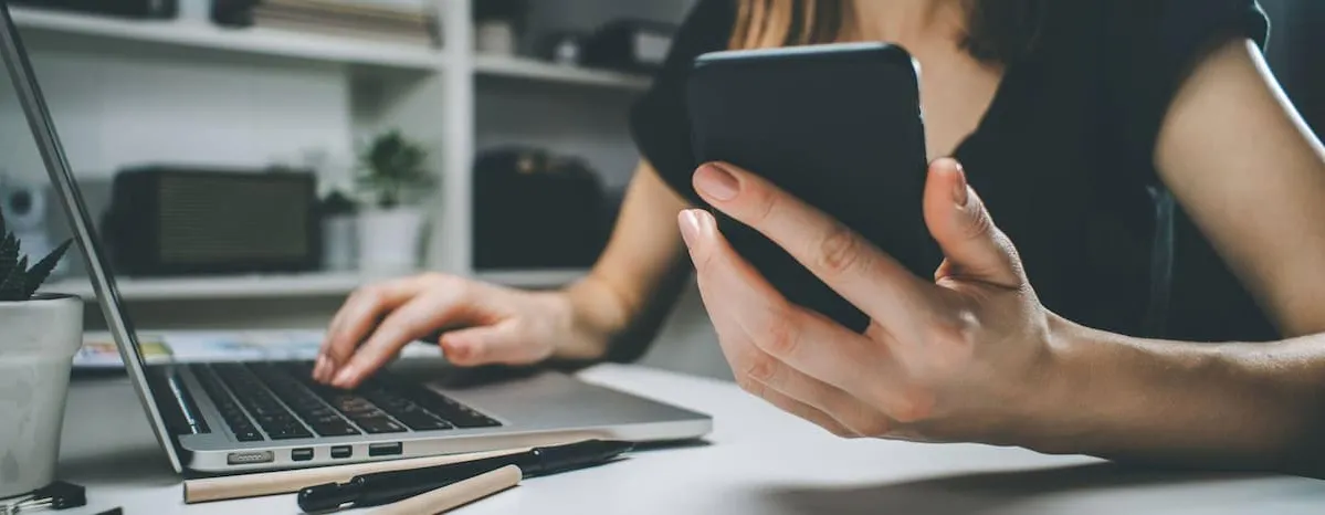 una persona che utilizza i social network durante il lavoro
