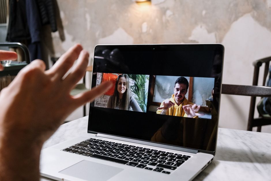 Managing a Distributed Team: A Practical Guide Beyond Visual Check-Ins